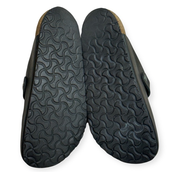 Birkenstock Boston
Oiled Leather - Black
Unisex Size 42
Men’s 9
Women’s 11 - Picture 11 of 14